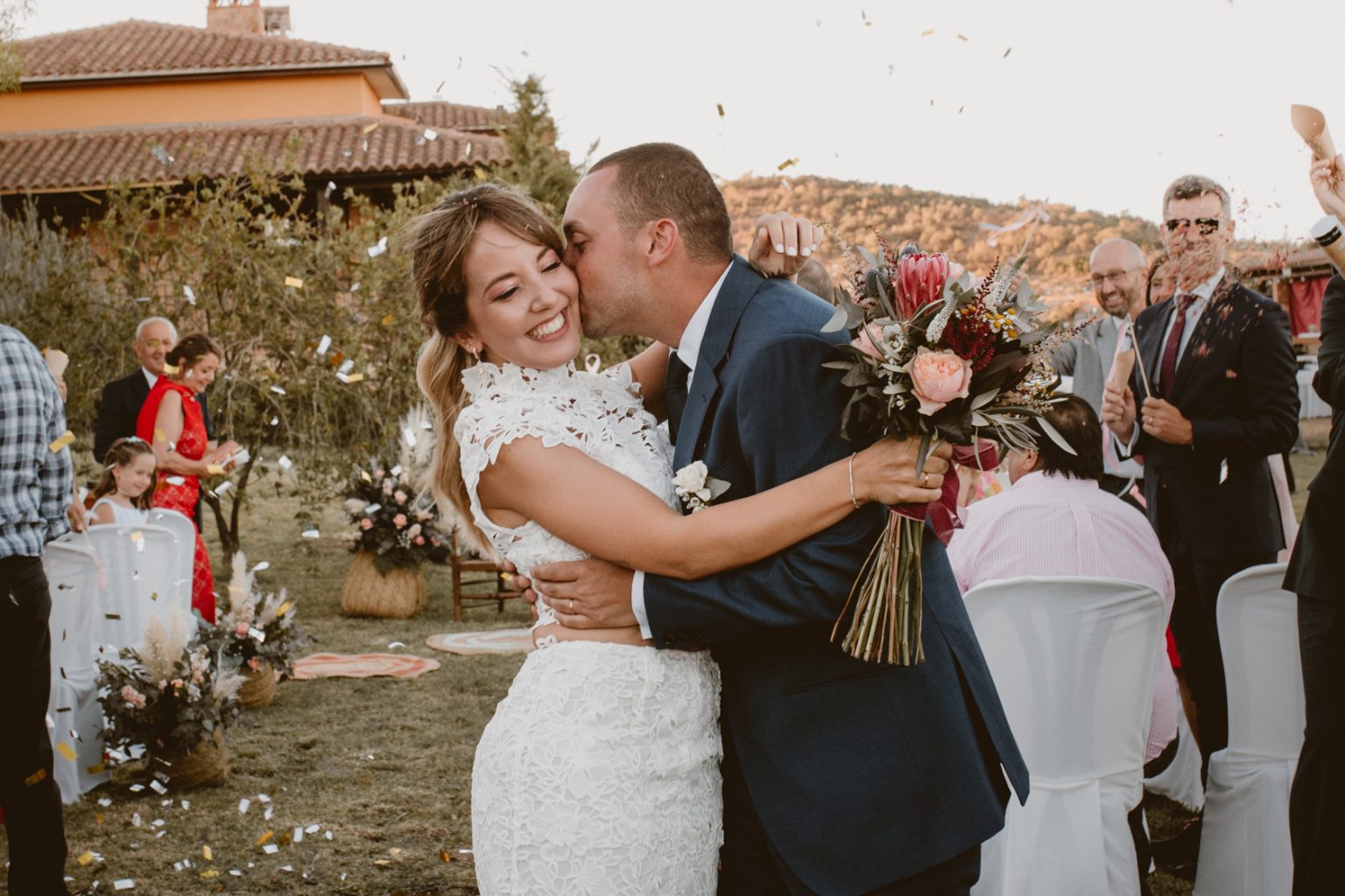 Pareja de recién casados posando al atardecer en un lugar histórico de Cáceres