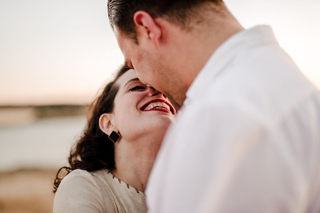 Detalle sonrisa en una sesion de pareja en el atardecer